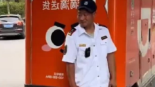 无人驾驶车想进小区 保安不让进 拦在车前不让走 保安：他进去他出不来了 没人领着他着他