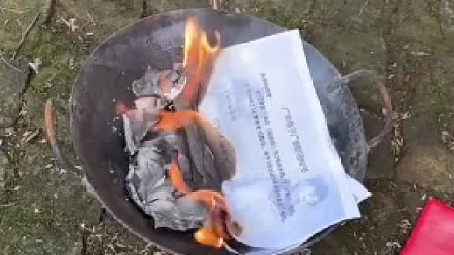 把录取通知书烧给奶奶看烧到一半在盆里炸了，网友：这通知书炸了不奇怪