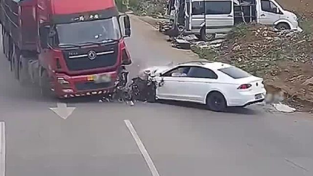 开车分心驾驶看手机，一头撞上大货车