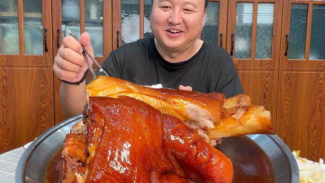 简单吃个红烧肘子盖饭，真香