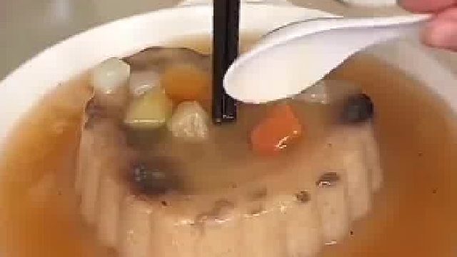 一家人疯狂戳八宝饭却戳不透