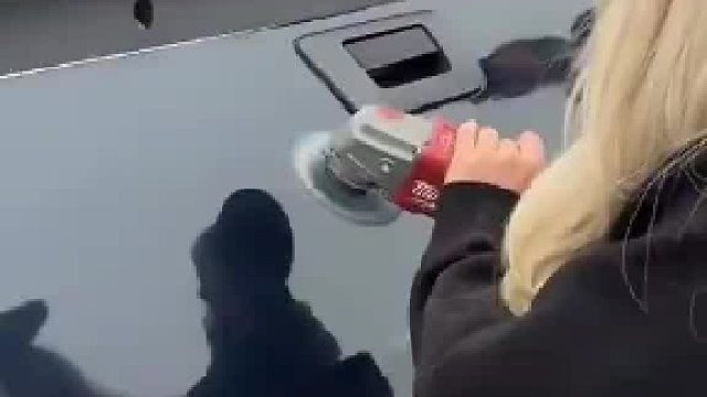 刚提的新车，女子直接用打磨机在车后盖上签名！！