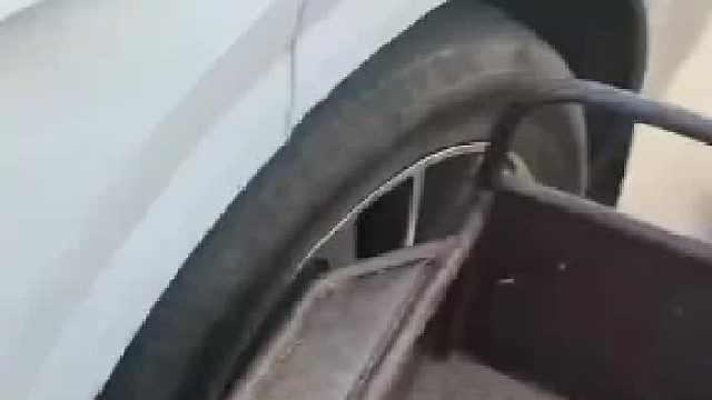 回家路上遇到一老人“碰瓷” 下车一看原来是自己的亲奶奶 男子：我能怎么办