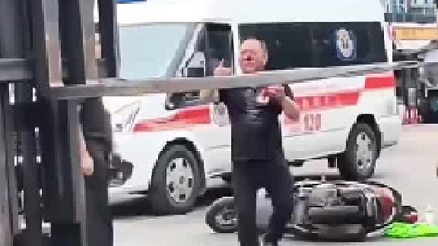 老人骑车差点装上叉车，还好小伙反应快