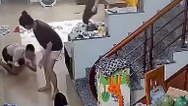 三个人看俩孩子没看好