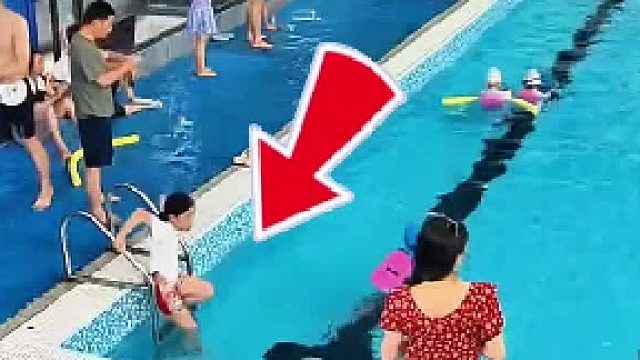 下泳池后在水里挣扎，救生员仅八秒救起