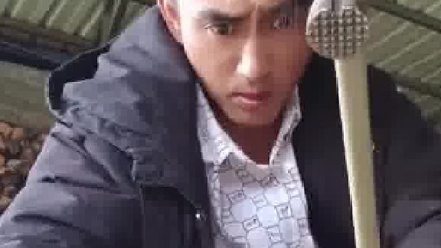 男子展示神奇的敲钉子技术，一锤下去准确砸到两颗钉子