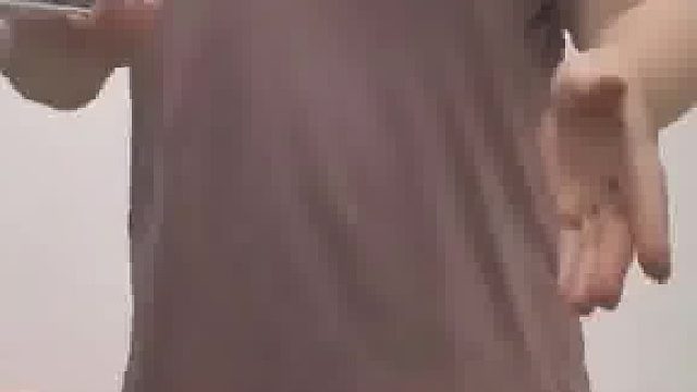 大妈的狗一直想骑女子家的狗，女子出手制止，大妈看不惯直接出言辱骂