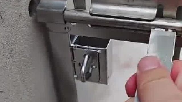 爷爷怕孩子跑到马路上特意装了铁门，结果看到最后笑了