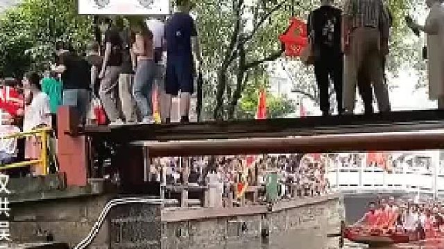 不知名游客站在木桥上，引起船员集体不满！