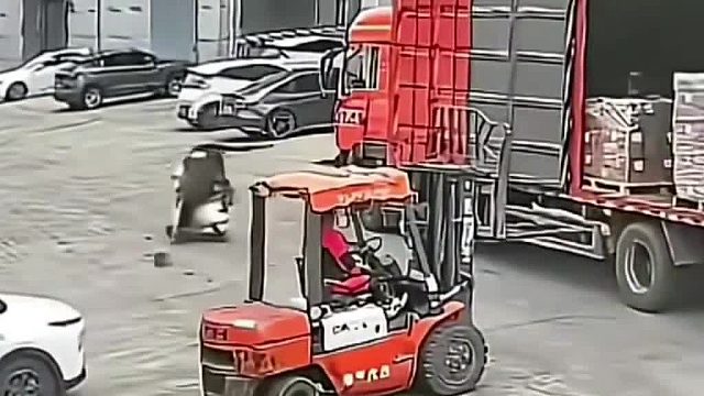 开叉车的是机器人吗