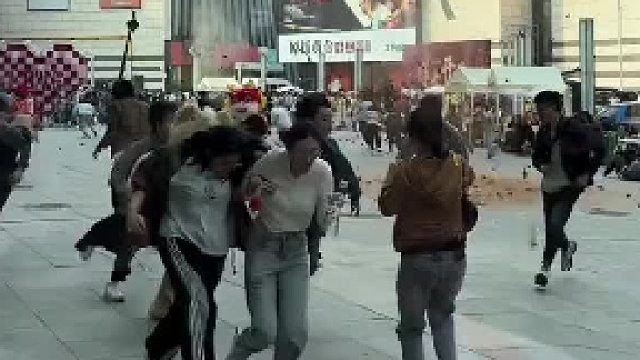 趴地上的那几个人是在尝咸淡么？