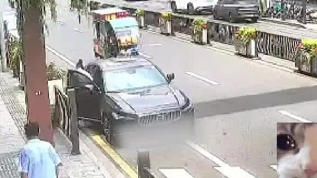 又见“开门杀”！轿车司机开门“顶翻”三轮车，骑行大姨被甩下。知情人称，大姨伤情无大碍