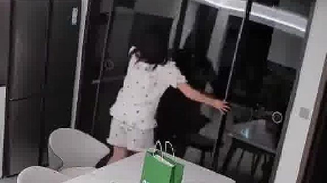 女子家里开窗风太大，直接把吊柜推拉门吹得翘起来，女子：我也不知道能吹成这样把我吓死了