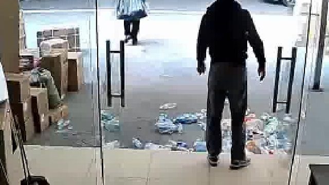 拾荒大妈路过店门口时，毫无征兆连续踢飞店门口的瓶子