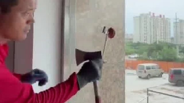 男子给玻璃开洞，一顿操作结果玻璃整个裂开，玻璃：这个洞非砸不可吗