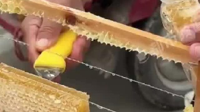 菜市场有摊现场割带蜂巢的蜂蜜，摊主信誓旦旦保证纯天然​