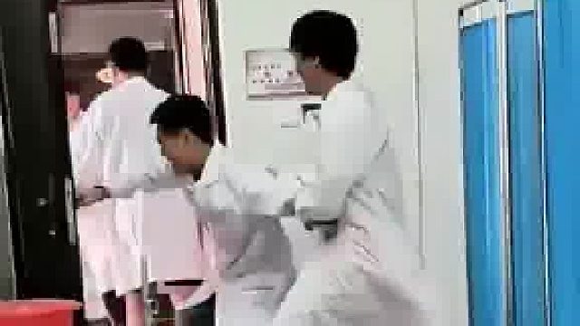 当老师说只留下一个男生时，话音刚落就出现了个“倒霉蛋”