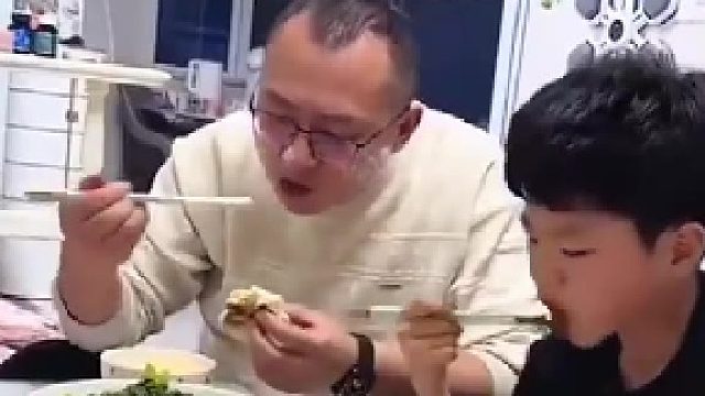 两女儿嫌弃饭菜不好吃