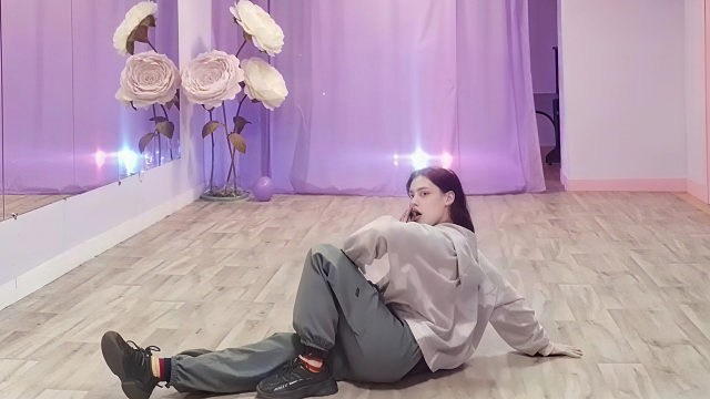 俄罗斯姑娘才艺表演23.11.23_画家(嘎贾)01