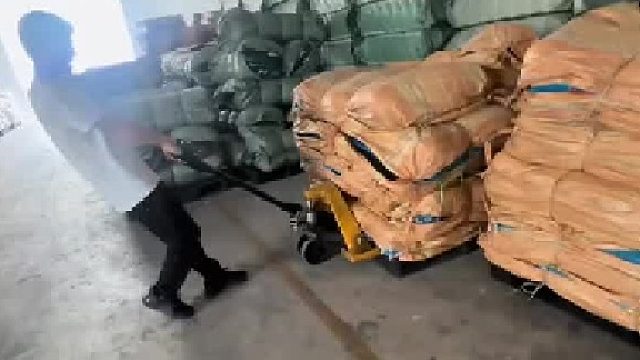 叉车都不会用，那没谁了
