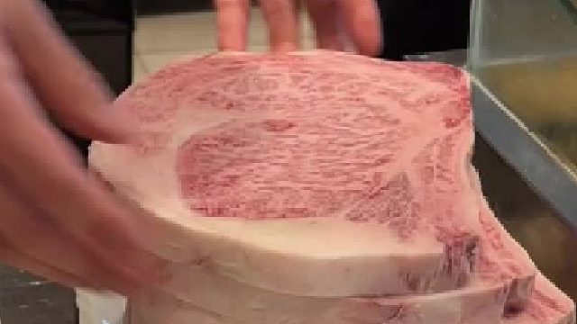 店员：您是觉得我们这块和牛太贵了吗
