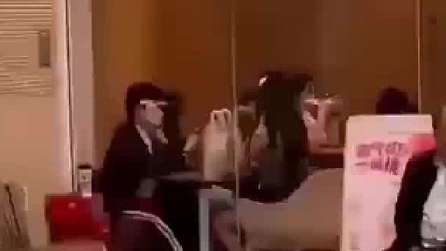 女朋友和其他男生约会男子压制怒火跟了一路看到最后草率了