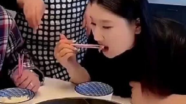 远嫁的儿媳让婆婆盛饭，原来老公的制止是这个意思