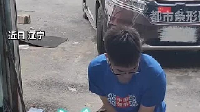 三元催化修理“一炮通” 行人刚好路过被崩一脸黑 网友：来得早不如来得巧
