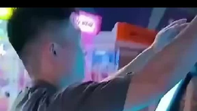 小伙玩篮球游戏机，意外发现了bug，工作人员看到记录蒙了！