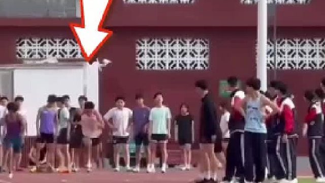 运动会跑步比赛中 一男孩忽然横穿跑道将运动员直接撞飞 运动员：后续就是 我当时压根就没起来