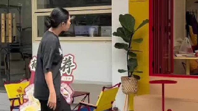 这店家还笑着说，换别人早生气问干嘛