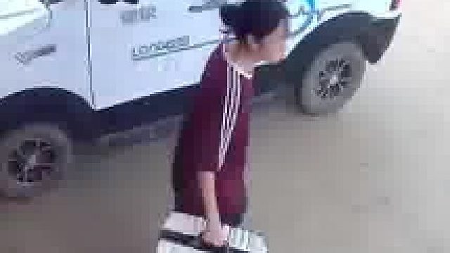 男子一个人将女儿拉扯到大学毕业说了女儿两句女儿就离家出走了把男子的联系方式都拉黑了