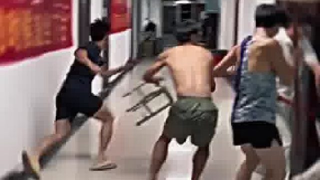 第一次敲门没笑，第二次敲门笑疯了