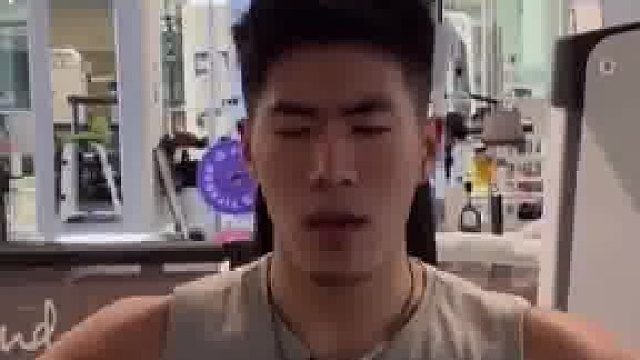 男子锻炼时有人叫他让开，结果万万没想到