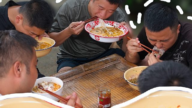 今天的这锅筒骨鸡蛋肉沫粉直接鲜掉眉毛