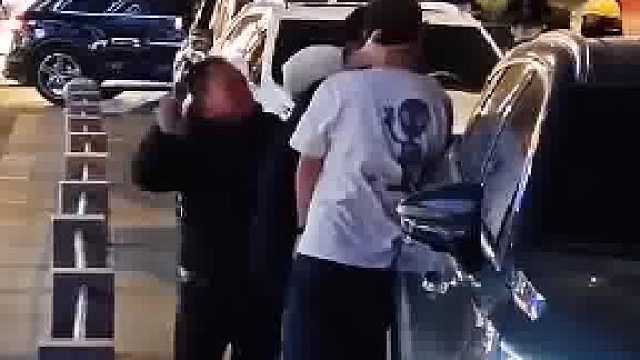 老公要和别人干仗老婆拼命拦住老公不让他打架避免了一场灾祸​