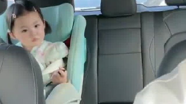男子开车带宝宝找停车位，男子开车带宝宝找停车位，男子：她哪来那么多奇怪的问题