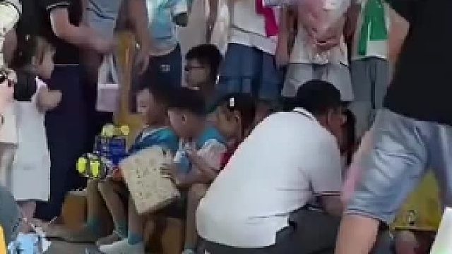 幼儿园毕业时，老师让家长带礼物，女子以为给老师的就没带，结果