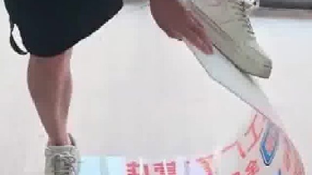 商家做错广告牌，要求男子销毁才给退钱，结果......