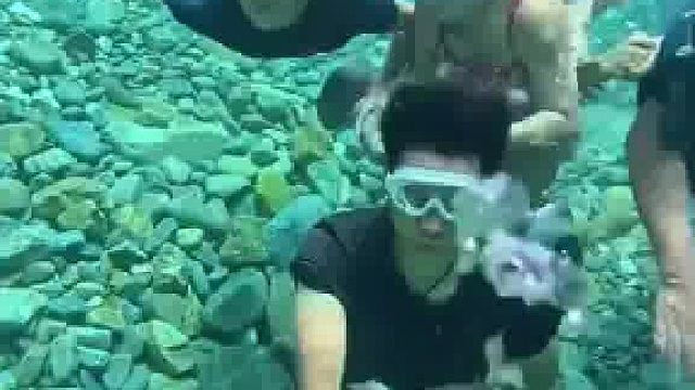 男子在水下短短十几秒经历了不一样的人生，被人按水下石头砸被爆头