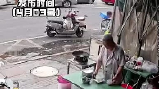 隔壁老板故意把水倒到大叔店门口，大叔不吵不闹 默默把脏水清理干净
