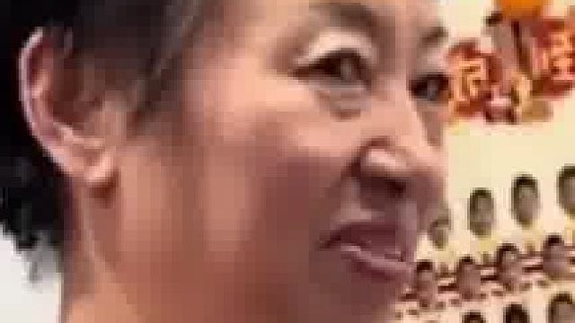 婆婆饭后在跑步机上运动，儿媳妇过来聊天两人的表情亮了