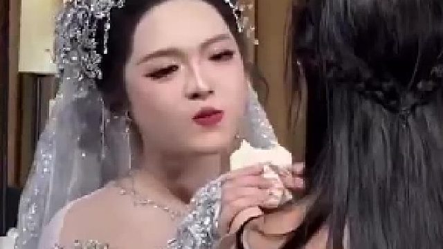 伴娘给饿肚子的新娘喂东西吃，新娘狼吞虎咽，眼里含泪