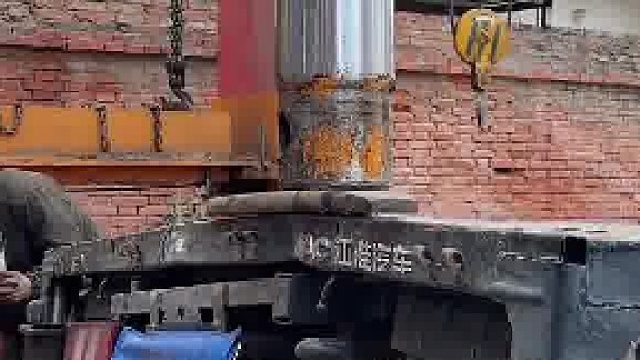 货车有一点“驼背”，用压力机给它做一下“正骨”​
