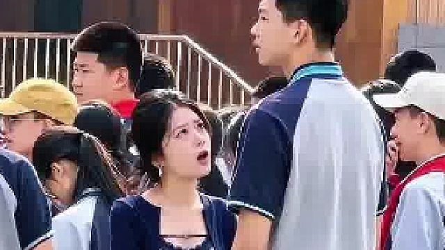 儿子身形高挑身高直逼两米，犯错时遭到妈妈训斥，画面很有喜感