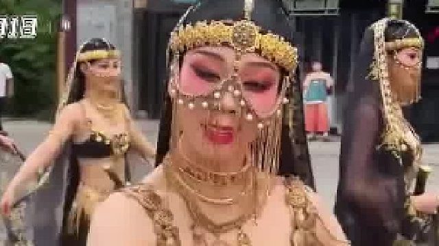 男子毕业旅游琅琊古城，给NPC准备里面，酒盒里面竟然装着饮料