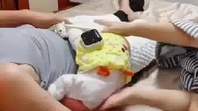 宝宝从爸爸肚子上滑下来，爸爸瞬间惊醒，吓得赶紧呼叫媳妇