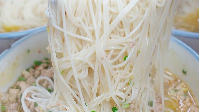 用猪腿肉配上圈圈米粉几分钟就能做出一碗汤鲜味美的碎肉粉