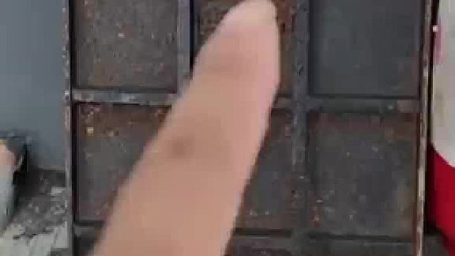 电工关上铁盖时被压到鞋子 整个鞋头被硬生生切开 网友：说了多少次要穿劳保鞋